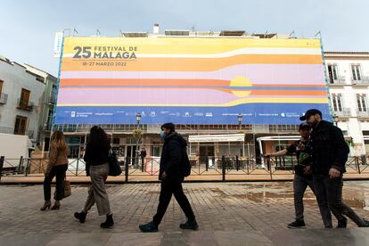 Varias personas caminaban ayer frente a carteles y lonas que anuncian el Festival de Málaga.