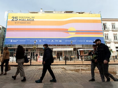 Varias personas caminaban ayer frente a carteles y lonas que anuncian el Festival de Málaga.