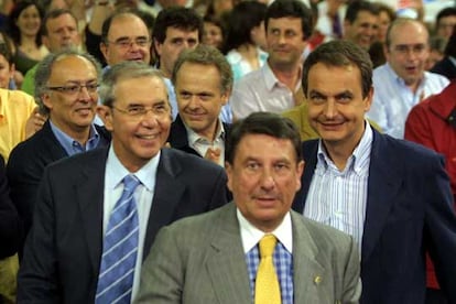 De izquierda a derecha, Emilio Prez Touri?o, Francisco Vzquez y Jos Luis Rodrguez Zapatero, en el mitin de A Coru?a. Detrs de ellos, Fernando Gonzlez Laxe y Antoln Snchez Presedo.