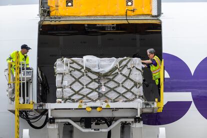 Llegada de segundo avión con fórmula infantil a Virginia, EE UU