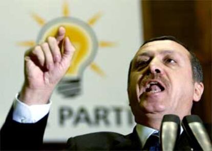 Tayip Erdogan se dirige a los diputados de su partido hoy en el Parlamento turco.
