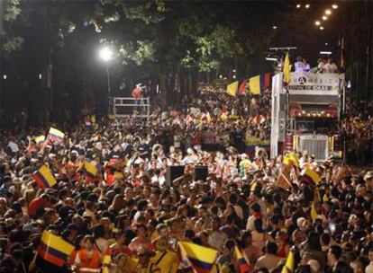 Ambiente del festival VivAmérica en el paseo del Prado. Miles de personas siguieron el recorrido de las carrozas.