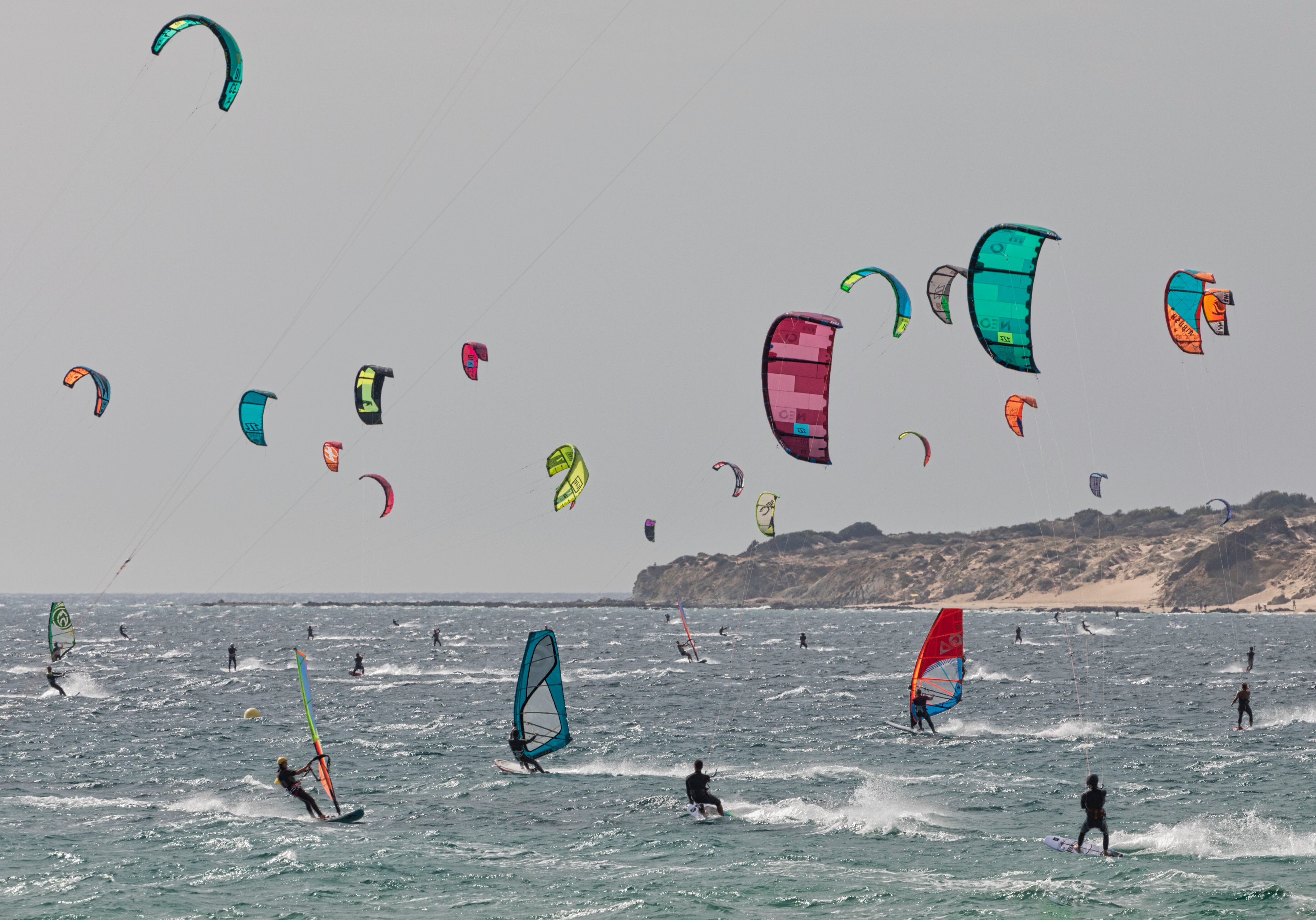 Windsurfers en la playa de Valdevaqueros, Punta Paloma, Tarifa,