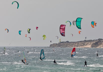 Windsurfers en la playa de Valdevaqueros, Punta Paloma, Tarifa,