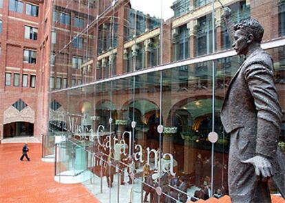 Vista parcial de la nueva plaza y la fachada del Palau de la Música Catalana que ha permanecido oculta durante más de 90 años.