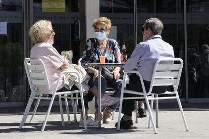 Varias personas en una terraza de Vitoria, este jueves. La Sociedad Española de Neumología y Cirugía Torácica (SEPAR) recomienda no fumar en las terrazas y espacios públicos, durante el período de desescalada, porque considera que son espacios en los que el riesgo de contagio aumenta tanto para los fumadores como para las personas del entorno.