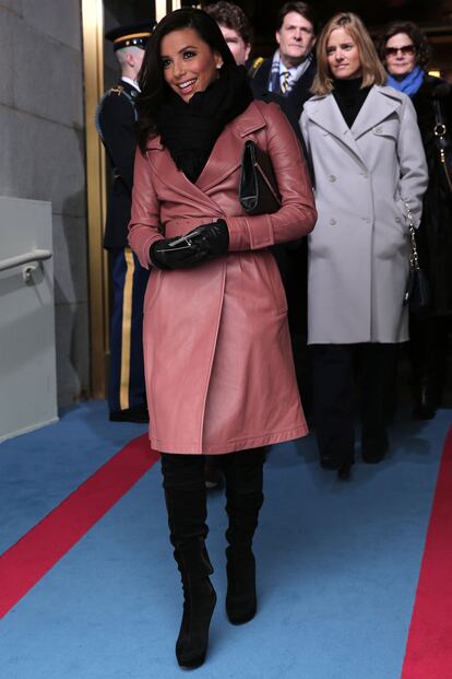 Eva Logoria, que ha apoyado mucho a Obama durante la camapaña, con abrigo de cuero.