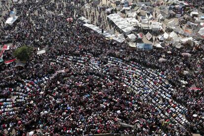 Vista general de numerosos egipcios rezando durante la protesta convocada contra el presidente Mohamed Mursi para pedir su dimisión, en la plaza Tahrir de El Cairo, Egipto, el 3 de julio del 2013.