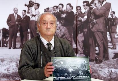 Rafa Seguí posa con la foto del 'gol imposible' de Johan Cruyff.