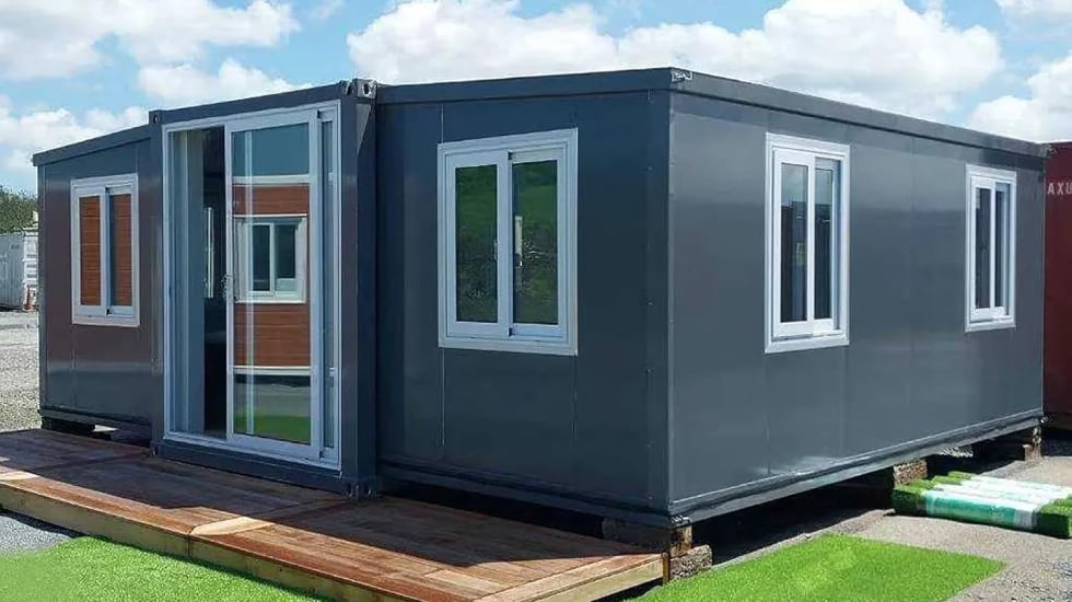 Casa prefabricada ensamblada en tres módulos compactos.