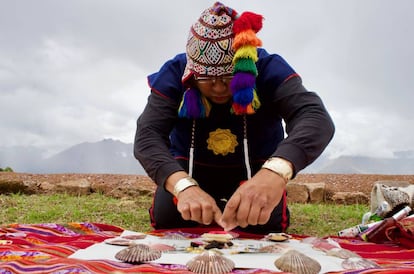 Un chamán celebra el rito del pago a la Madre Tierra.