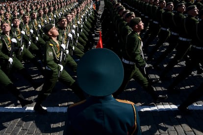 Soldados rusos durante el desfile militar por el Día de la Victoria en la plaza Roja de Moscú en 2019.