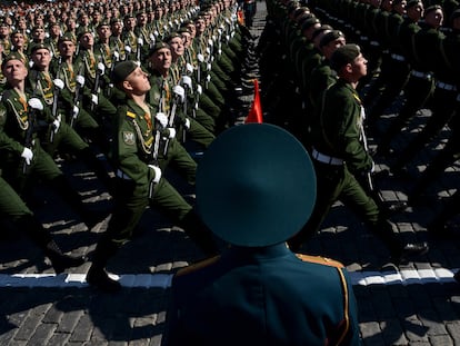 Soldados rusos durante el desfile militar por el Día de la Victoria en la plaza Roja de Moscú en 2019.