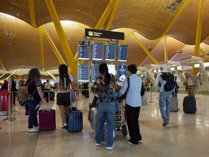 Pasajeros en la zona de facturación de la Terminal 4 del aeropuerto de Madrid-Barajas el 14 de octubre.