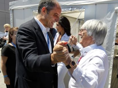 Francisco Camps y Bernie Ecclestone se saludan durante el gran premio de 2011. 