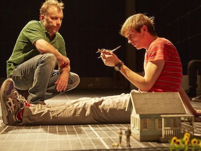 De izquierda a derecha, Nicolas Tennant y Christopher Boone en &#039;The Curious Incident of the Dog in the Night-Time&#039;.