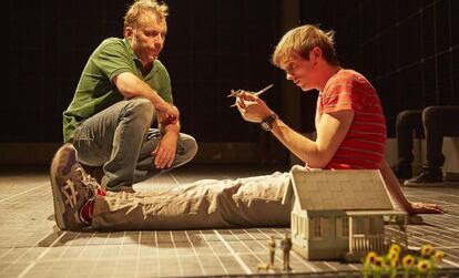 De izquierda a derecha, Nicolas Tennant y Christopher Boone en &#039;The Curious Incident of the Dog in the Night-Time&#039;.