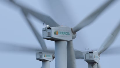 El logo de Iberdrola en un parque eólico, en País VASCO