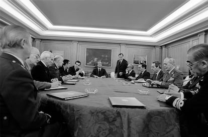 El rey Juan Carlos (centro) preside la reunión de la Junta de Defensa Nacional, que tuvo lugar en el palacio de la Zarzuela tras el fallido intento golpista.