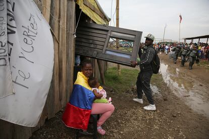 Durante el enfrentamiento entre los habitantes y la policía, seis personas resultaron heridas.