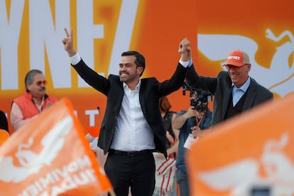 El candidato presidencial por Movimiento Ciudadano, Jorge Álvarez Máynez y el coordinador nacional de partido político, Dante Delgado, al salir del INE.