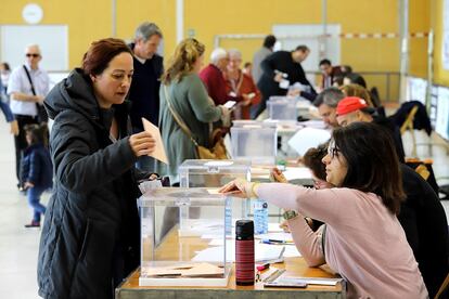 Una dona vota al collegi electoral Pavell de Palau, a Girona.