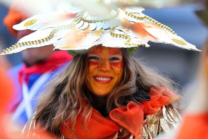 Retrato de una joven disfrazada de flor en el carnaval de Colonia, Alemania