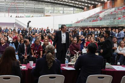 Ricardo Monreal y los diputados en la sesión que se trasladó a una sede alternativa en el deportivo Magdalena Mixhuca, el 4 de septiembre.