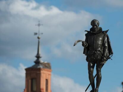 Estatua de Miguel de Cervantes en la plaza que lleva su nombre.