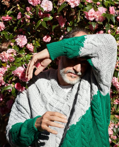 Cegado por el sol, el
cineasta italiano viste
jersey LOEWE.
