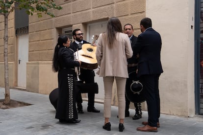 Un grupo de tres mariachis habla con la responsable de comunicación en la sede de Junts, el 29 de septiembre de 2022 en Barcelona.