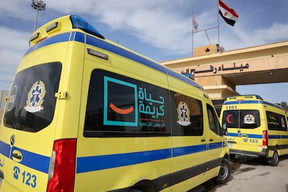 Las ambulancias se desplazan hacia la franja de Gaza a través del cruce fronterizo de Rafah desde el lado egipcio, este martes.