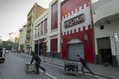 Operarios sacando material de conciertos de la Sala Apolo clausurada temporalmente desde el jueves