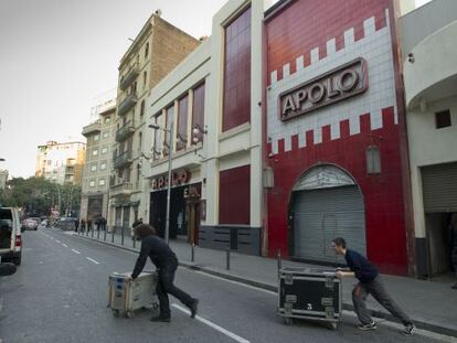 Operarios sacando material de conciertos de la Sala Apolo clausurada temporalmente desde el jueves