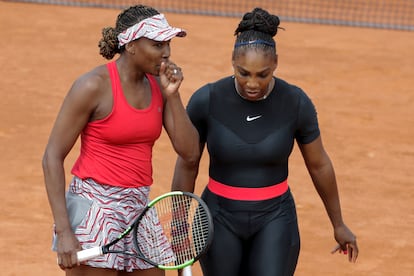 Venus y Serena, durante un partido de dobles en el Roland Garros de 2018.