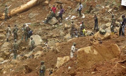 Los equipos de rescate de Sierra Leona buscan supervivientes en la capital, Freetown, este martes.
