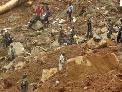 Los equipos de rescate de Sierra Leona buscan supervivientes en la capital, Freetown, este martes.