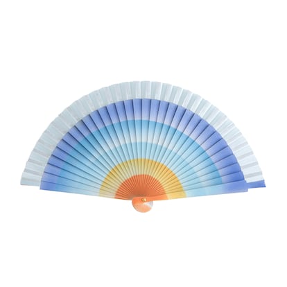 Abanico Rainbow en naranja y azul cielo de Fern Fans (85 €).