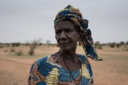 <p>En el norte de Senegal se ha lanzado una respuesta a la emergencia provocada por la falta de alimento que consiste en distribuir dinero en efectivo y alimentos a los más afectados durante la época de lluvias, en los meses de junio, julio y agosto. La cantidad en efectivo que se entrega son unos siete euros por persona y mes multiplicada por el número de miembros de la unidad familiar para que los afectados tengan acceso al mercado alimentario, que de momento está funcionando.</p> <p>Arango realizó numerosas entrevistas con los afectados y pasó tiempo con ellos o, más bien, con ellas, como esta mujer pastora de Namarel, en el departamento de Podor: “Cómo no hay pasto, la mayoría de hombres que se fueron a la trashumancia no han regresado”, relata la reportera. “Las mujeres que se han quedado con algunas cabezas de ganado han visto cómo muchos de ellos se han muerto porque, al no haber pasto, se han debilitado y han fallecido”. </p>