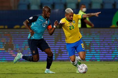 Douglas Luiz, o 24º jogador da seleção brasileira, usa a camisa 25 na Copa América na disputa de bola com Enner Valencia, do Equador.