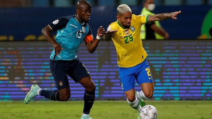 Douglas Luiz, o 24º jogador da seleção brasileira, usa a camisa 25 na Copa América na disputa de bola com Enner Valencia, do Equador.