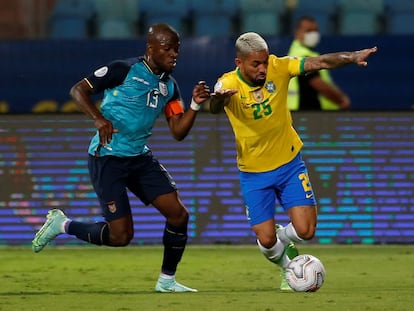 Douglas Luiz, o 24º jogador da seleção brasileira, usa a camisa 25 na Copa América na disputa de bola com Enner Valencia, do Equador.