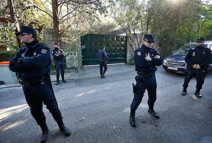 La Operación Crucero contra el blanqueo de capitales alcanzó su momento álgido a las puertas del chalé de Gerardo Díaz Ferrán en la madrileña calle de Juan Belmonte, 15. La policía entró a registrar su vivienda el 3 de diciembre y detuvo al expresidente de la patronal CEOE bajo la acusación de sacar del país 50 millones de euros para evitar pagar a los acreedores de Marsans. Los agentes de la policía encontraron un kilo de oro y 150.000 euros en su casa. Terminó en prisión.