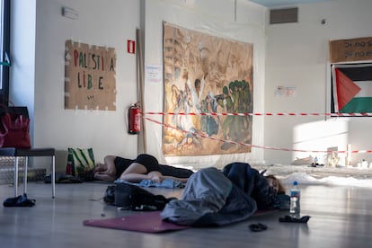 Dos de los profesores encerrados, momentos antes de despertar, el 7 de septiembre de 2025.