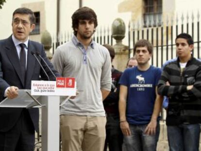 López se dirige a los asistentes a su acto en Gernika flanqueado por dos de los nuevos votantes que le acompañaban.