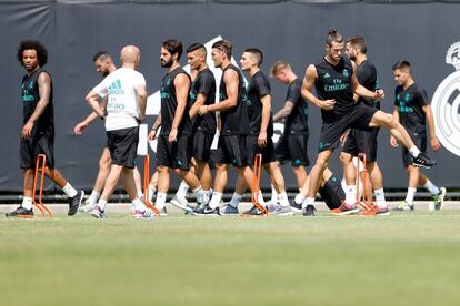 Marcelo, Isco, Kovacic, Kroos y Bale junto a varios compa&ntilde;eros en un entrenamiento en la UCLA.