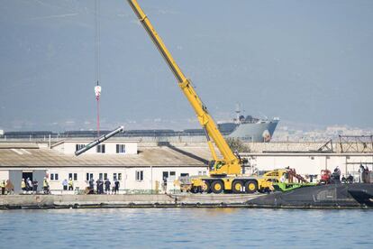 Las labores de desarme del sumergible eran visibles. En la foto, una grúa descargando un misil Tomahawk sacado del submarino nuclear en el Puerto de Gibraltar.