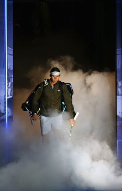 Nadal sale a la pista en Londres antes de jugar ante Wawrinka.