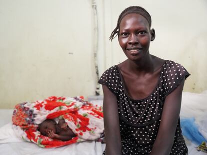 Nyaliep, madre primeriza, y su hija Nyalat, fotografiadas en la consulta de atención posnatal en el hospital de Médicos sin Fronteras en Ulang, Sudán del Sur. Este país es el que más muertes maternas registra del mundo.