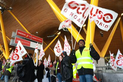 Los representantes y afiliados de USO se han apostado en la entrada de la T4 de Madrid-Barajas.